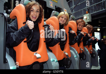 Band pop irlandese Bewitched prima di sfidare la nuova corsa autunnale di Apocalypse al suo lancio al Drayton Manor Park, nello Staffordshire. L-R : Lindsay Armaou, Sinead o'Carroll, Keavy Jane Lynch e Edele Lynch Foto Stock