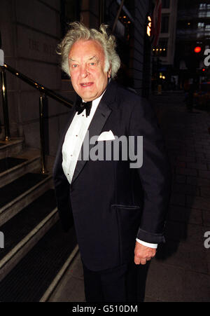 Attore Sir Donald Sinden, che arriva a una cena con una presidenza di raccolta fondi presso l'hotel Ritz a Londra per beneficiare della National Osteoporosis Society. Foto Stock