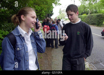 I bambini della scuola che usano i loro telefoni cellulari. Si prevede che nuove prove dei pericoli posti ai bambini dai telefoni cellulari saranno dimostrate da un rapporto del governo, diretto da Sir William Stewart della Tayside University. *circa uno su quattro dei 24 milioni di utenti britannici di telefoni cellulari ha meno di 18 anni. * e molto altro ancora si prevede che si firmano quando la nuova generazione di telefoni consente l'accesso a e-mail e Internet, facendo appello alla parte più giovane del mercato. I risultati della relazione saranno comunicati in occasione di una conferenza stampa a Londra Foto Stock