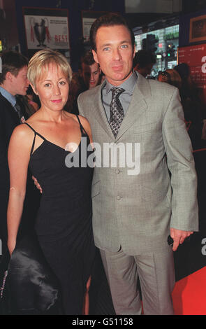 Martin Kemp, la star di EastEnders, che suona il personaggio Steve Owen nella soap opera della BBC con sua moglie Shirlie Holliman alla Premiere del miglior film di George al Cafe de Paris nel centro di Londra. Foto Stock