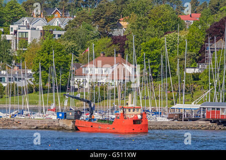 Rosso barca nel porticciolo Oslofjord Norvegia Foto Stock