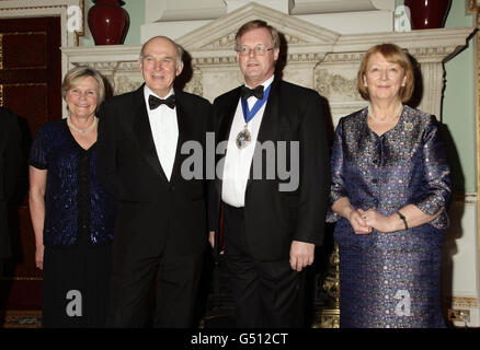 Il Signore e la Signora Sindaco della Città di Londra, David Wootton (2 ° diritto) e sua moglie Liz (a destra), con il Segretario commerciale vince Cable e sua moglie Rachel durante la cena annuale Commercio e industria, presso Mansion House nella Città di Londra. Foto Stock