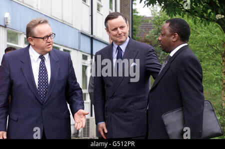 John De Chastelain, il capo dell'organismo per il disarmo, al centro, accoglie i rappresentanti internazionali di armi ex-ANC ufficiali Cyril Ramaphosa, di destra, e l'ex presidente finlandese Martti Ahtisaari a Belfast dopo i colloqui con Tony Blair a Londra. * i due ispettori hanno chiesto di monitorare i discariche di armi dell'IRA, che si sono impegnati a garantire che le armi sepolte in essi non vengano mai più utilizzate. Foto Stock