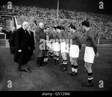 Il conte di Athlone stringe le mani con la squadra ungherese prima dell'inizio della partita internazionale contro l'Inghilterra allo stadio di Wembley, Londra. Foto Stock