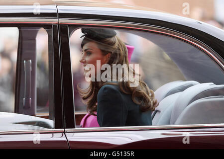 La Regina Elisabetta II e la Duchessa di Cambridge arrivano all'Università De Montfort di Leicester, durante una visita alla città come parte del Diamond Jubilee Tour. Foto Stock