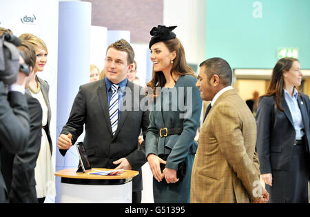 La Duchessa di Cambridge visita l'Università De Montfort di Leicester, durante una visita alla città come parte del Diamond Jubilee Tour. Foto Stock