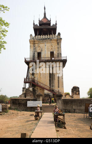 Palazzo Nanmyint pendente Torre di Guardia di Ava, Inwa, Mandalay Regione, Myanmar Foto Stock