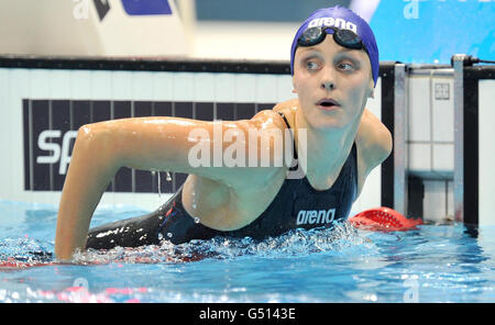 Fran Halsall dopo aver vinto il suo calore del Freestyle femminile di 50m durante i campionati britannici di gas Swimming al Aquatics Center nel Parco Olimpico di Londra. Foto Stock