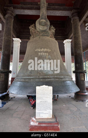 Tourist sotto la grande Campana Mingun, Mingun, Sagaing Regione, Myanmar Foto Stock