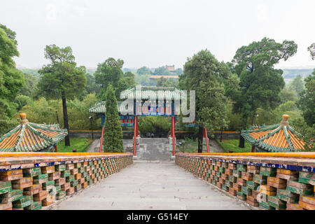 Cina, Pechino, vista le scale del tempio YongAn sull'Isola di giada nel Parco Beihai Foto Stock