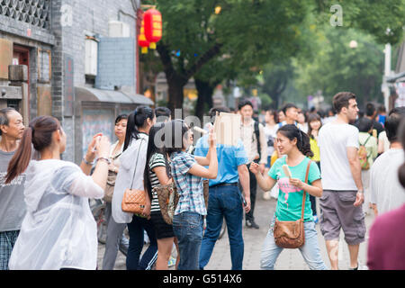 Cina, Pechino, ronzio sulla strada dello shopping S Luogu Alley Foto Stock