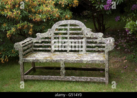 Un giardino di legno sede ricoperte da licheni Foto Stock