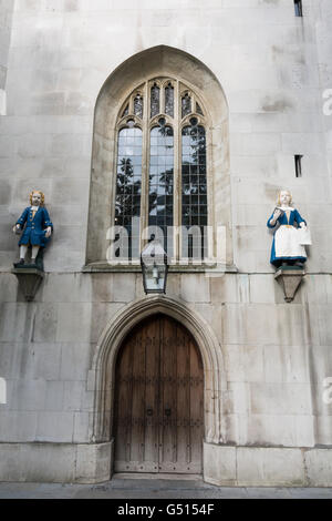 Sant'Andrea Chiesa Holborn - Statua di Blue Coat orfani tenendo la Sacra Bibbia Foto Stock