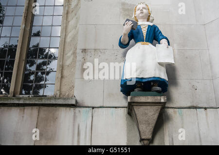Sant'Andrea Chiesa Holborn - Statua di Blue Coat orfana tenendo la Sacra Bibbia Foto Stock