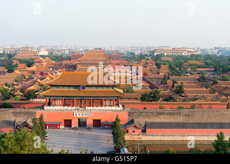 Cina, Pechino, vista la porta nord e sui tetti della Città proibita Foto Stock