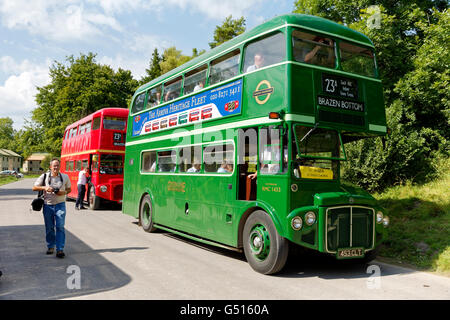 Imber bus di giorno in esecuzione 2015 presso le deserte Imber villaggio sulla Piana di Salisbury zona di addestramento militare,Wiltshire, Regno Unito. Foto Stock