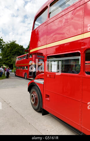 Imber bus di giorno in esecuzione 2015 presso le deserte Imber villaggio sulla Piana di Salisbury zona di addestramento militare,Wiltshire, Regno Unito. Foto Stock