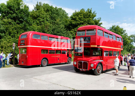 Imber bus di giorno in esecuzione 2015 presso le deserte Imber villaggio sulla Piana di Salisbury zona di addestramento militare,Wiltshire, Regno Unito. Foto Stock