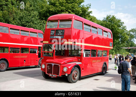 Imber bus di giorno in esecuzione 2015 presso le deserte Imber villaggio sulla Piana di Salisbury zona di addestramento militare,Wiltshire, Regno Unito. Foto Stock