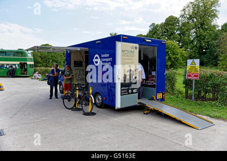 Imber bus di giorno in esecuzione 2015 presso le deserte Imber villaggio sulla Piana di Salisbury zona di addestramento militare,Wiltshire, Regno Unito. Foto Stock