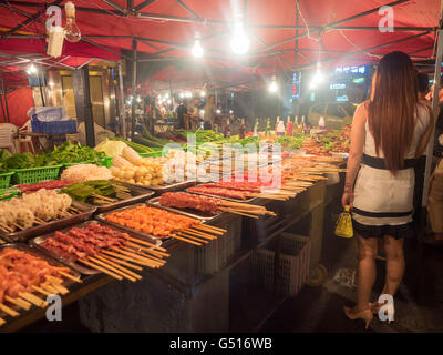 Cina, Chongqing, mercato stand con tutti i tipi di specialità Foto Stock