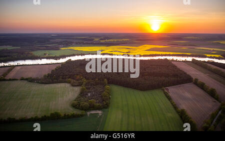 Vista aerea, guardando oltre la Müritzarm con tramonto direzione Prilborn, Larz, Meclemburgo Lake District, Rheinsberg, Mecklenburg Foto Stock