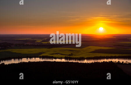 Vista aerea, guardando oltre la Müritzarm con tramonto direzione Prilborn, Larz, Meclemburgo Lake District, Rheinsberg, Mecklenburg Foto Stock