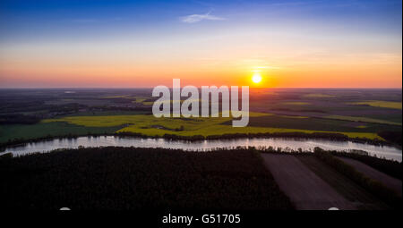 Vista aerea, guardando oltre la Müritzarm con tramonto direzione Prilborn, Larz, Meclemburgo Lake District, Rheinsberg, Mecklenburg Foto Stock