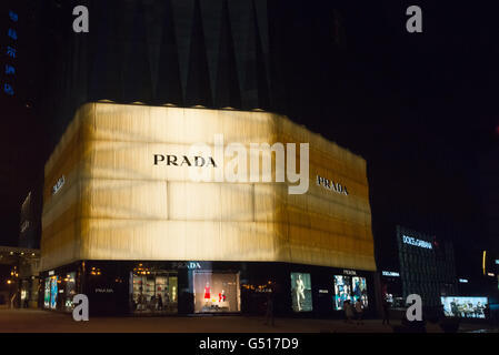 Cina, Chongqing, Prada department store di notte a Time Square Foto Stock