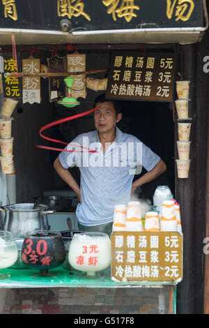 Cina, Chongqing, uomo dietro un stand di vendita a Ci Qi Kou (porcellana Village) Foto Stock