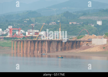 Cina, Chongqing, crociera fluviale sul fiume Yangtze, vista sul Fiume Yangtze il grande cantiere sulla riva Foto Stock