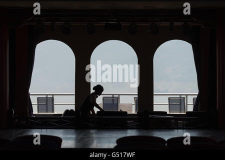 Cina, Chongqing, crociera fluviale sul fiume Yangtze, vista dalle finestre di una nave da crociera sul Fiume Yangtze Foto Stock