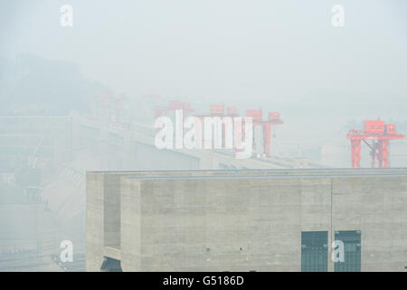 Cina, Hubei Sheng, crociera fluviale sul fiume Yangtze, vista la Diga delle Tre Gole sul Fiume Yangtze a nebbia Foto Stock