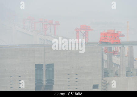 Cina, Hubei Sheng, crociera fluviale sul fiume Yangtze, close-up della diga delle Tre Gole sul Fiume Yangtze a nebbia Foto Stock