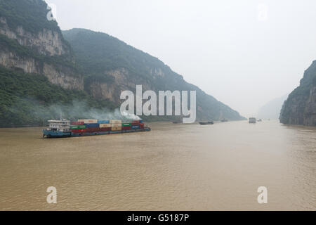 Cina, Hubei Sheng, crociera fluviale sul fiume Yangtze, grande nave da carico in Xiling Gorge sul Fiume Yangtze Foto Stock