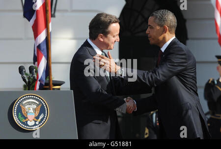 Il primo Ministro David Cameron e il Presidente degli Stati Uniti Barack Obama si salutano a vicenda nella cerimonia ufficiale di benvenuto di David e Samantha Cameron nel giardino della Casa Bianca a Washington oggi. Foto Stock