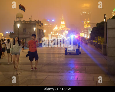 Cina, Shanghai, il Bund, lunga passeggiata sulla riva occidentale del Fiume Huangpu di fronte alla zona economica speciale di Pudong. Foto Stock