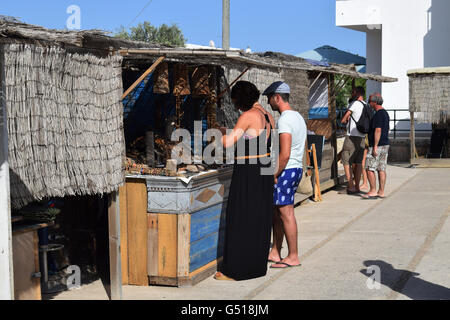 Shopping presso l'Artigiano 'hippy' MERCATO, Pilar de la Mola, Formentera Foto Stock