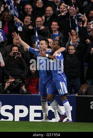 John Terry di Chelsea (a sinistra) festeggia con il suo compagno di squadra Didier Drogba dopo aver segnato il secondo gol della sua squadra Foto Stock