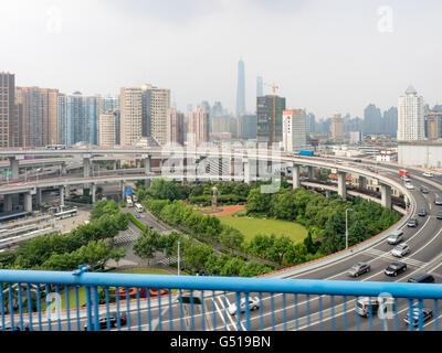 Cina, Shanghai, a spirale al Ponte di Nanpu Foto Stock