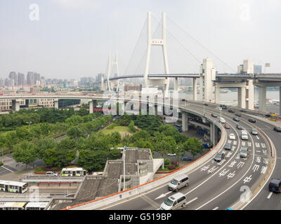 Cina, Shanghai, a spirale al Ponte di Nanpu Foto Stock