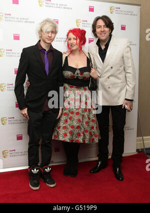 Jonathan Ross (a destra) con sua moglie Jane Goldman e il loro figlio Harvey (a sinistra) che arrivano al GIOCO British Academy Video Games Awards al London Hilton, Londra. Foto Stock