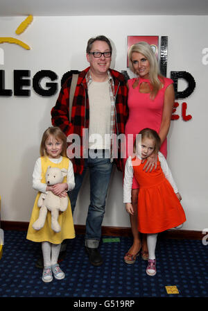 Victoria Reeves e Nancy Sorrell arrivano con le loro figlie gemelle Elizabeth e Nell al lancio del LEGOLAND Windsor Resort Hotel. Foto Stock