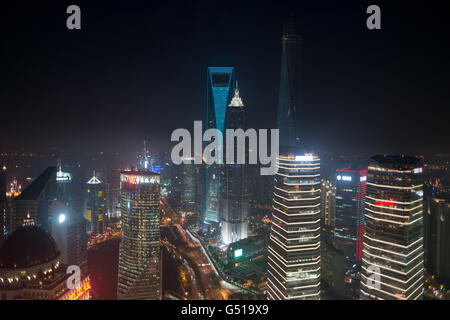 Cina, Shanghai, vista dalla torre di perla per il World Financial Center di Shanghai, la Torre di Jin Mao e la Shanghai Tower Foto Stock