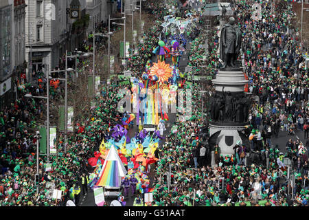 Grandi folle si riuniscono per la parata di San Patrizio su o'Connell Street, Dublino. Foto Stock