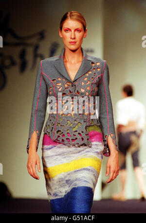 Un modello che indossa un abito da un progettista laureato del London College of Fashion cammina sulla passerella, durante il Dileed' Fashion Show al Planet 2000 di Londra. Foto Stock