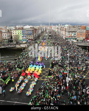 Grandi folle si riuniscono per la parata di San Patrizio su o'Connell Street, Dublino. Foto Stock