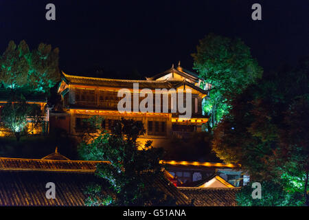 Cina Yunnan Sheng, Lijiang Shi, vecchia di Lijang, cinese tradizionale edificio a notte Foto Stock