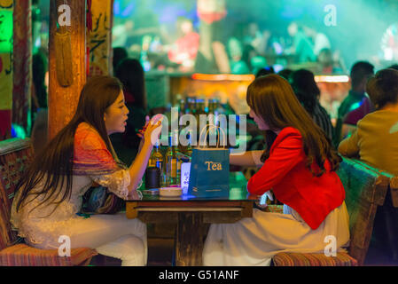 Cina Yunnan Sheng, Lijiang Shi, vecchia di Lijang, Cinese fidanzate bere il tè Foto Stock