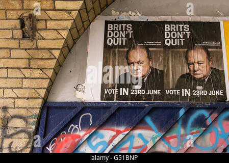 Poster in favore di un voto per rimanere nell'Unione europea con Winston Churchill il volto e le parole 'britannici non uscire". Foto Stock